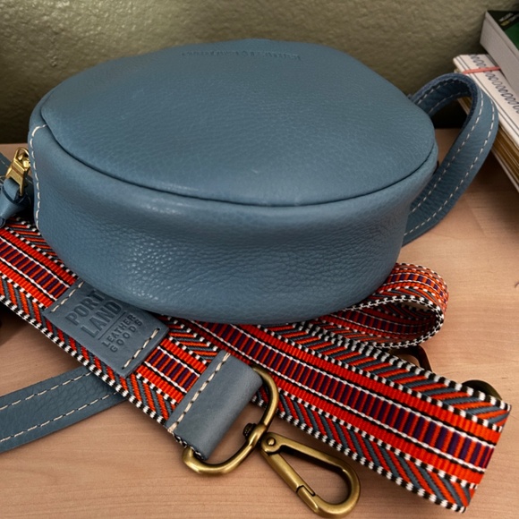 Portland Leather Small Circle Crossbody Bag in DREAM - Picture 4 of 6